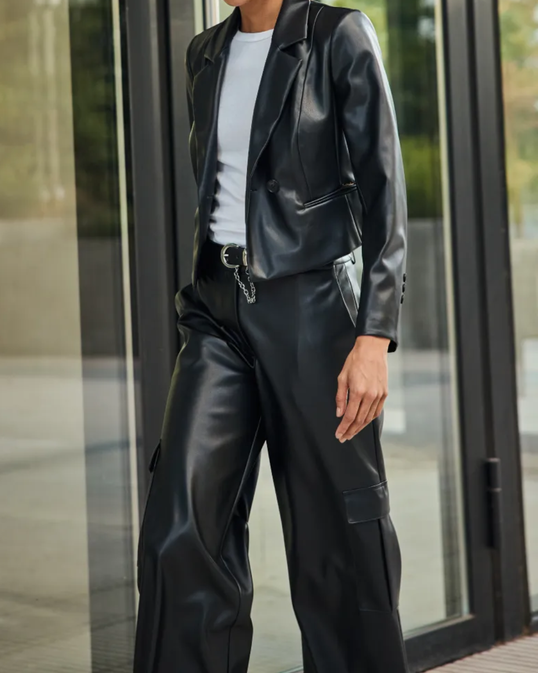 Chaqueta Negra Pantalon Blanco Con Top Negro Ropa Negra Outfits