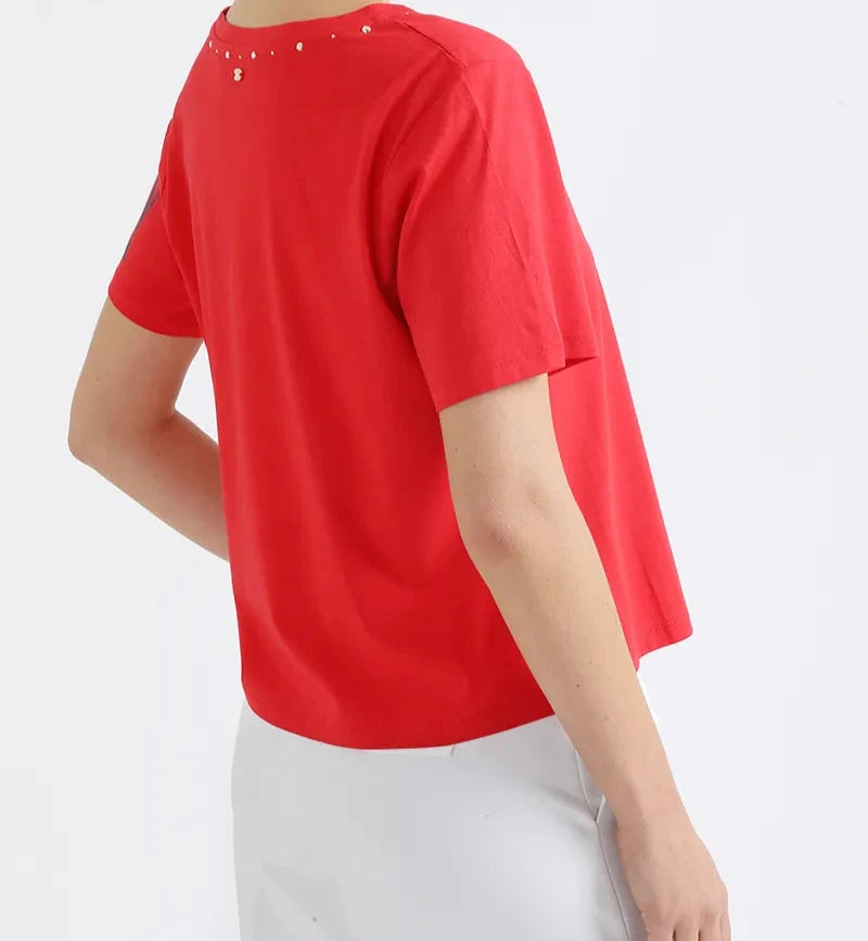 Polera Mujer Aplicación Tachas Y Estampado Texto Rojo