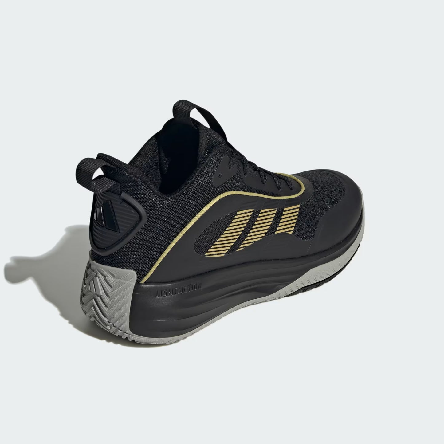 Zapatilla Hombre Own The Game 3 Negro con Dorado