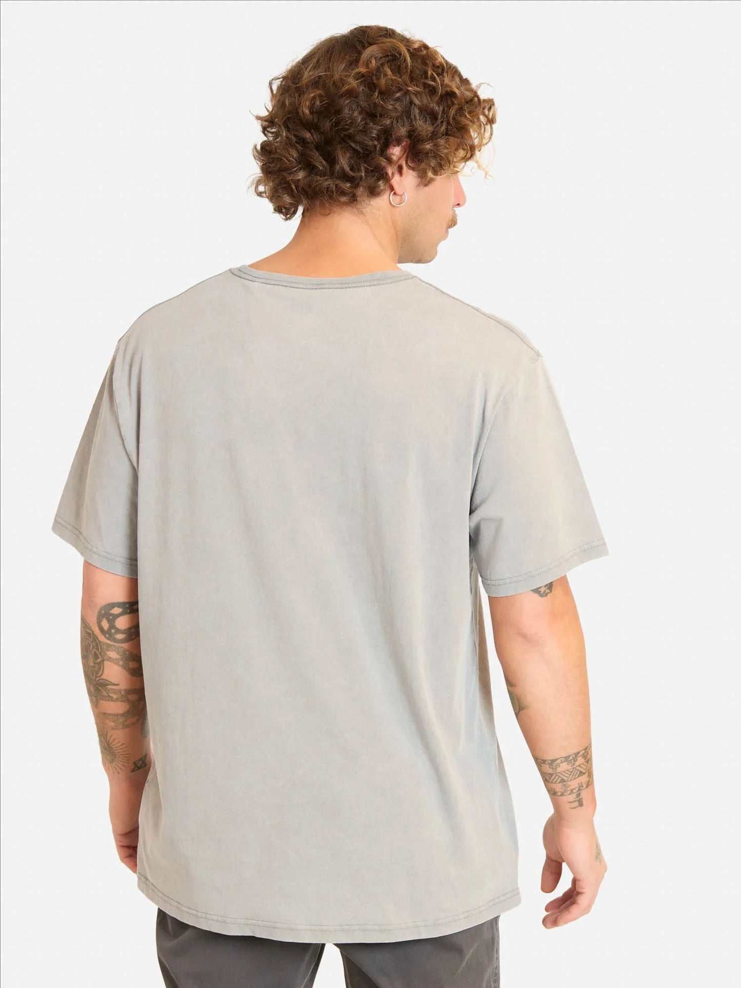 polera-hombre-tidal-signal-gris