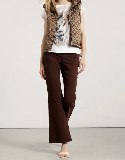 jeans-mujer-color-flare-tiro-medio-chocolate