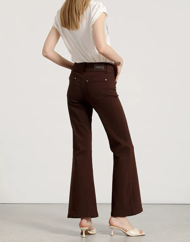 jeans-mujer-color-flare-tiro-medio-chocolate
