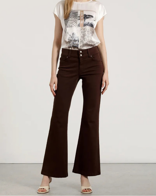 jeans-mujer-color-flare-tiro-medio-chocolate