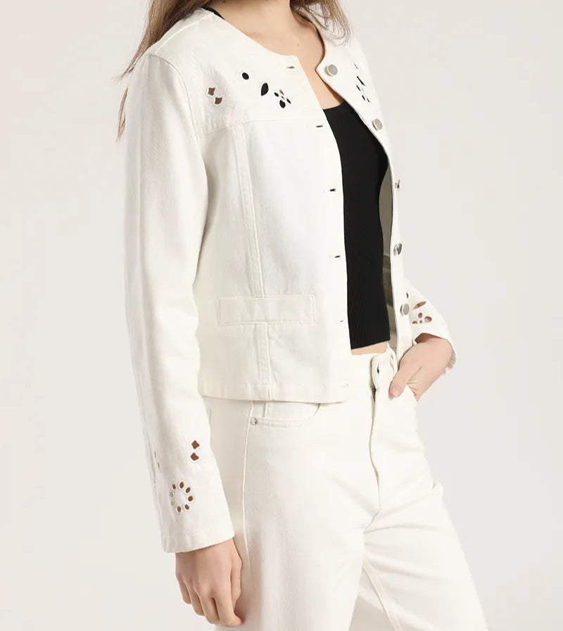 chaqueta-mujer-con-bordado-perforado-crudo