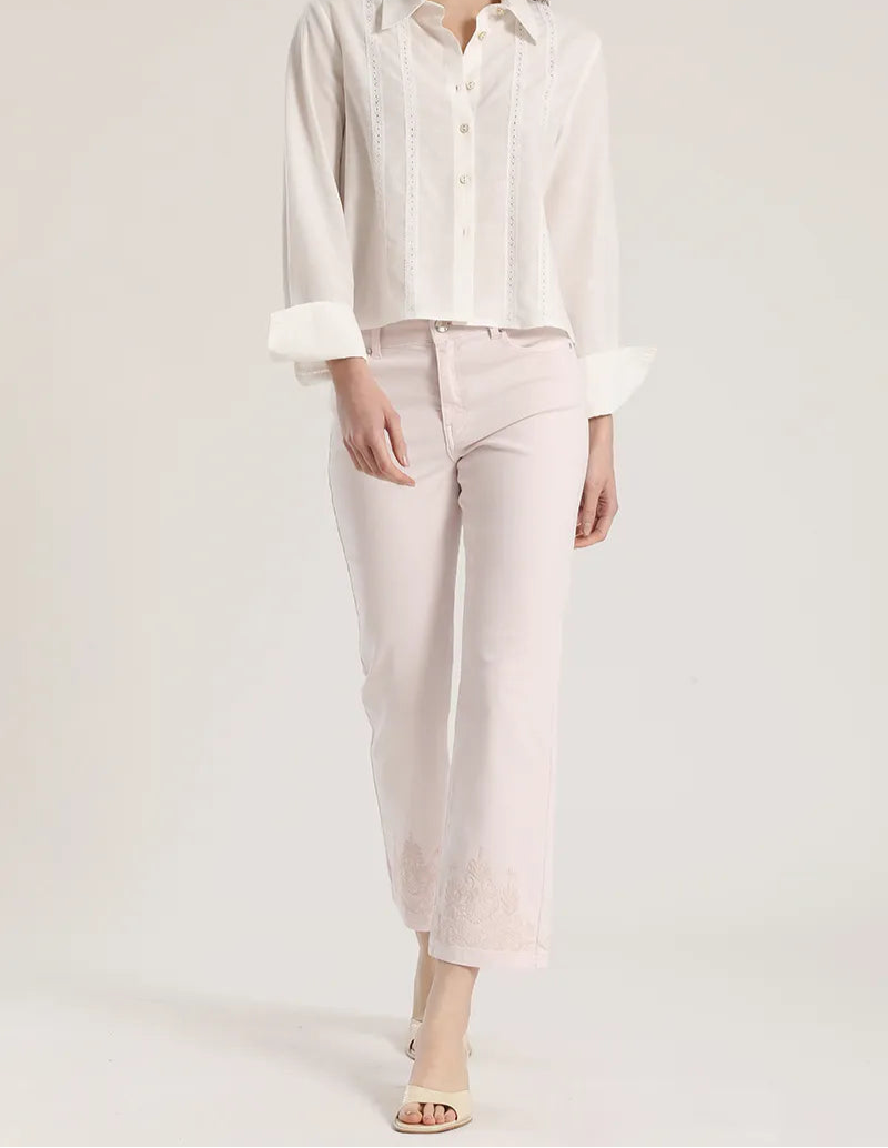 jeans-mujer-color-slim-tiro-medio-bordado-rosa