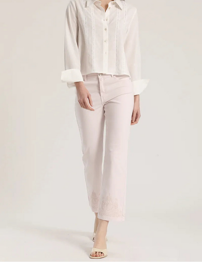 jeans-mujer-color-slim-tiro-medio-bordado-rosa