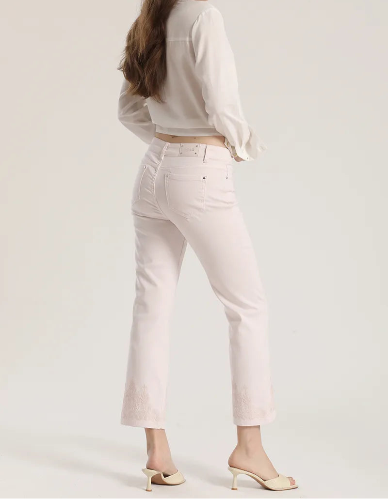 jeans-mujer-color-slim-tiro-medio-bordado-rosa