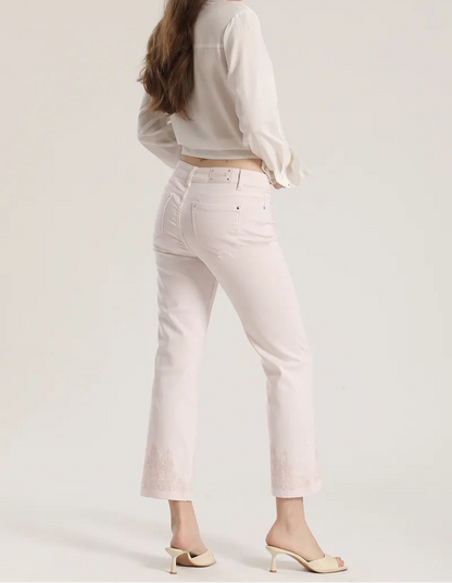 jeans-mujer-color-slim-tiro-medio-bordado-rosa