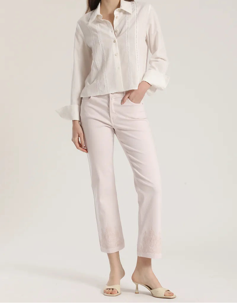 jeans-mujer-color-slim-tiro-medio-bordado-rosa
