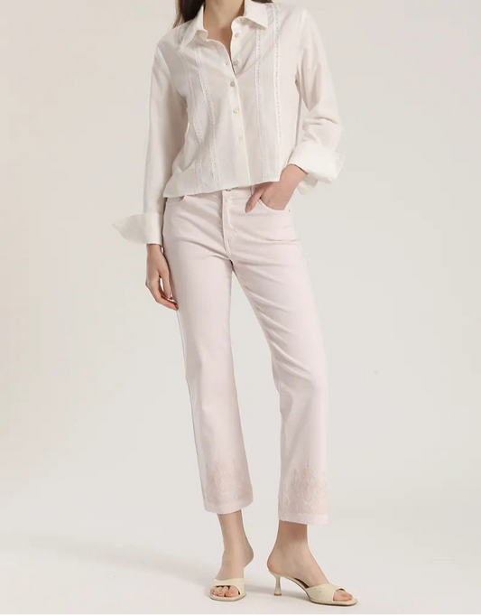 jeans-mujer-color-slim-tiro-medio-bordado-rosa