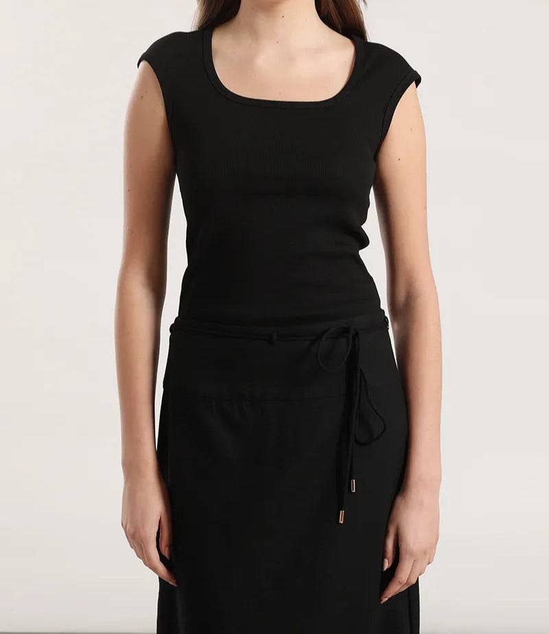 polera-mujer-escotada-algodon-ribb-basica-negro