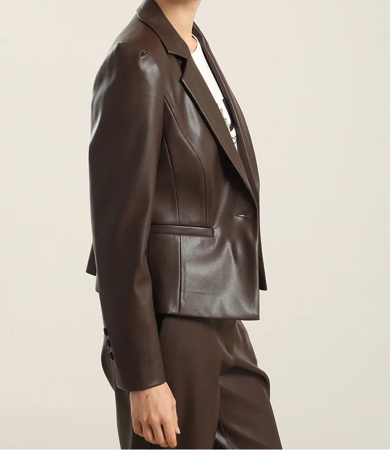 Blazer Mujer Entallado Efecto Cuero Chocolate
