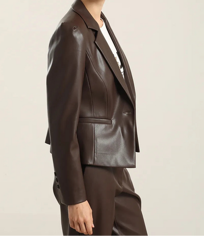 Blazer Mujer Entallado Efecto Cuero Chocolate