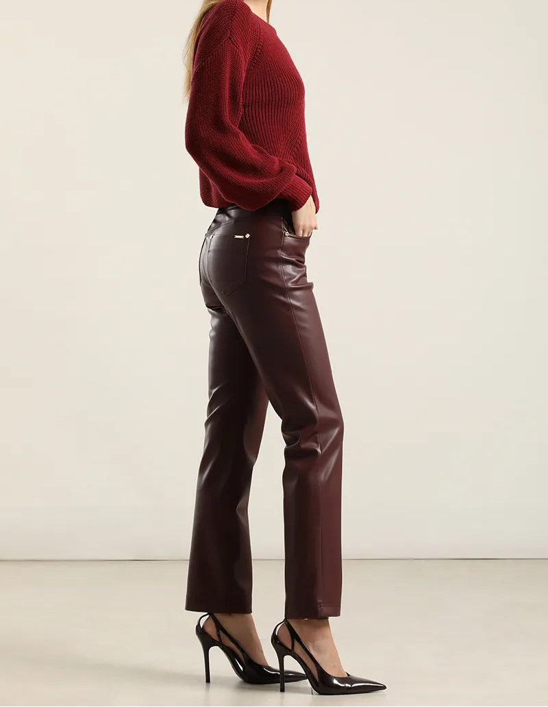 Pantalon Mujer Slim Tiro Medio Efecto Cuero Burdeo