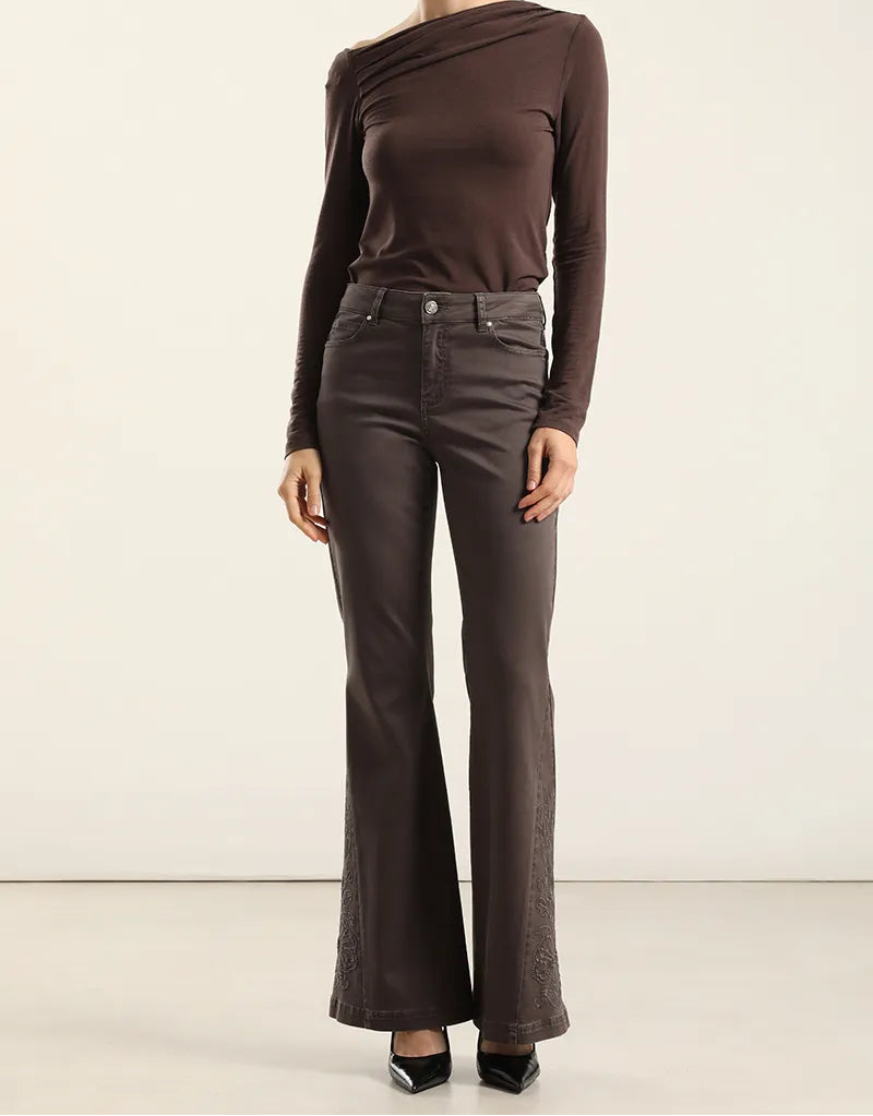 Jeans Mujer Color Flare Bordado Chocolate