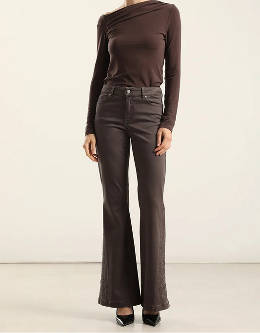 Jeans Mujer Color Flare Bordado Chocolate