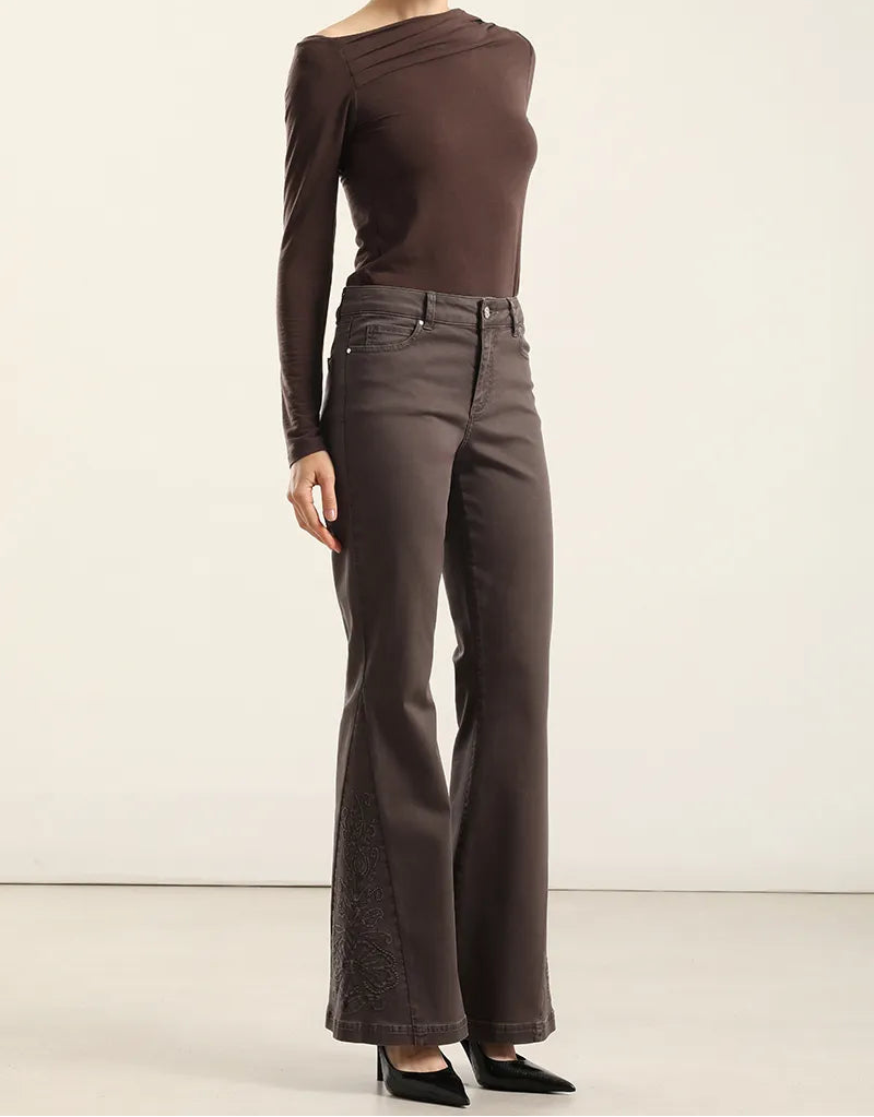 Jeans Mujer Color Flare Bordado Chocolate