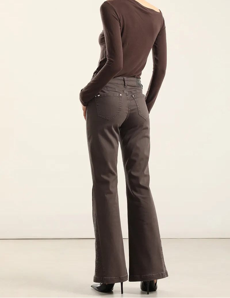 Jeans Mujer Color Flare Bordado Chocolate