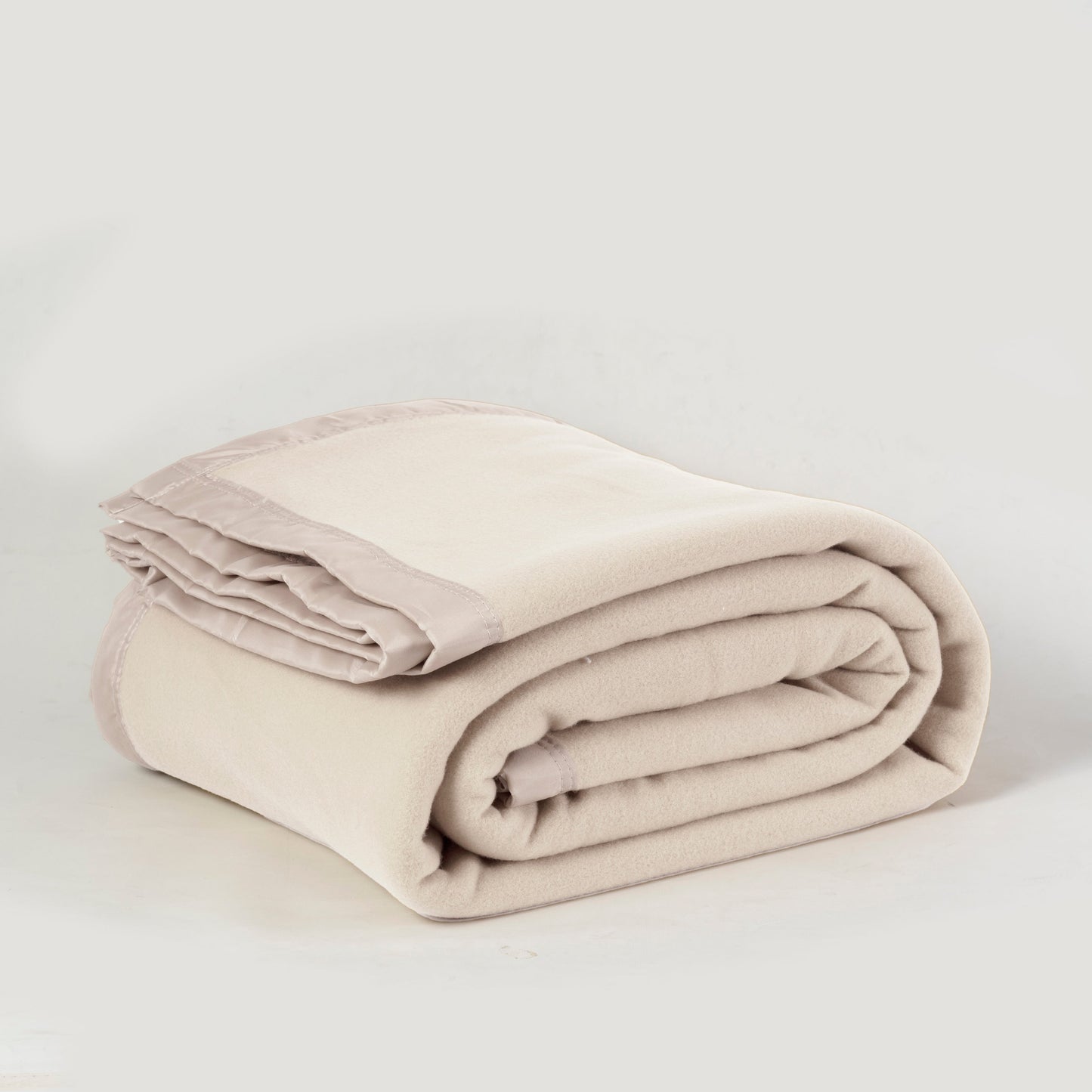 Frazada Polar Borde Satin Linea Hotel Crudo