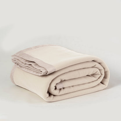 Frazada Polar Borde Satin Linea Hotel Crudo