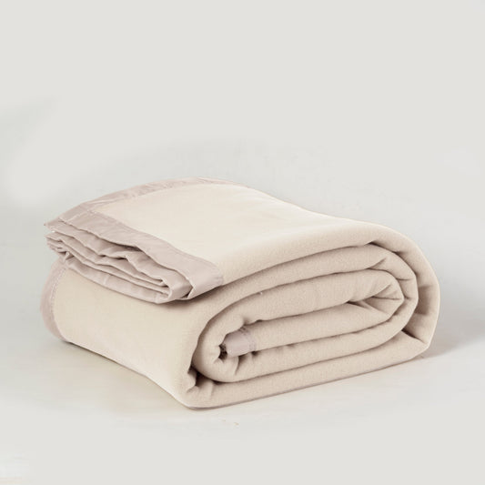 Frazada Polar Borde Satin Linea Hotel Crudo