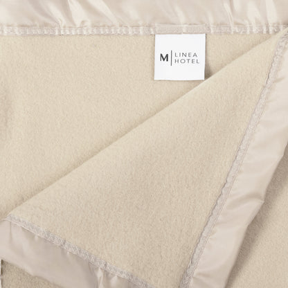 Frazada Polar Borde Satin Linea Hotel Crudo