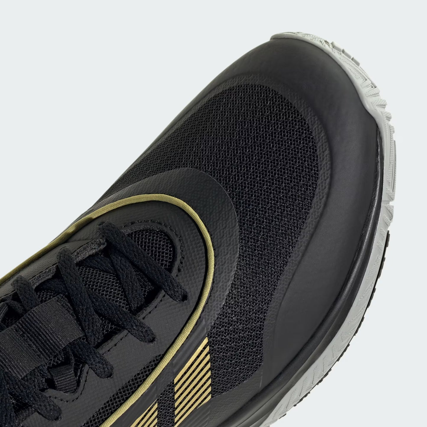 Zapatilla Hombre Own The Game 3 Negro con Dorado