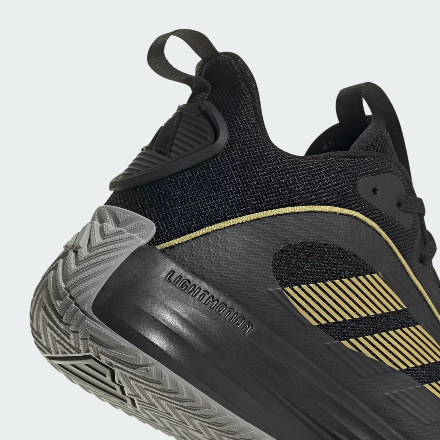 Zapatilla Hombre Own The Game 3 Negro con Dorado