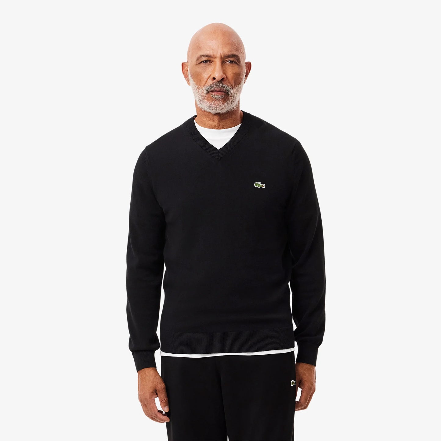 sweater-hombre-regular-y-cuello-en-v-negro