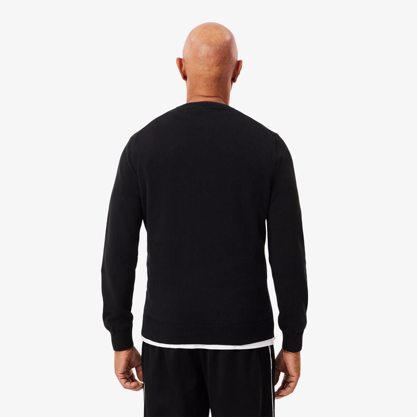 sweater-hombre-regular-y-cuello-en-v-negro