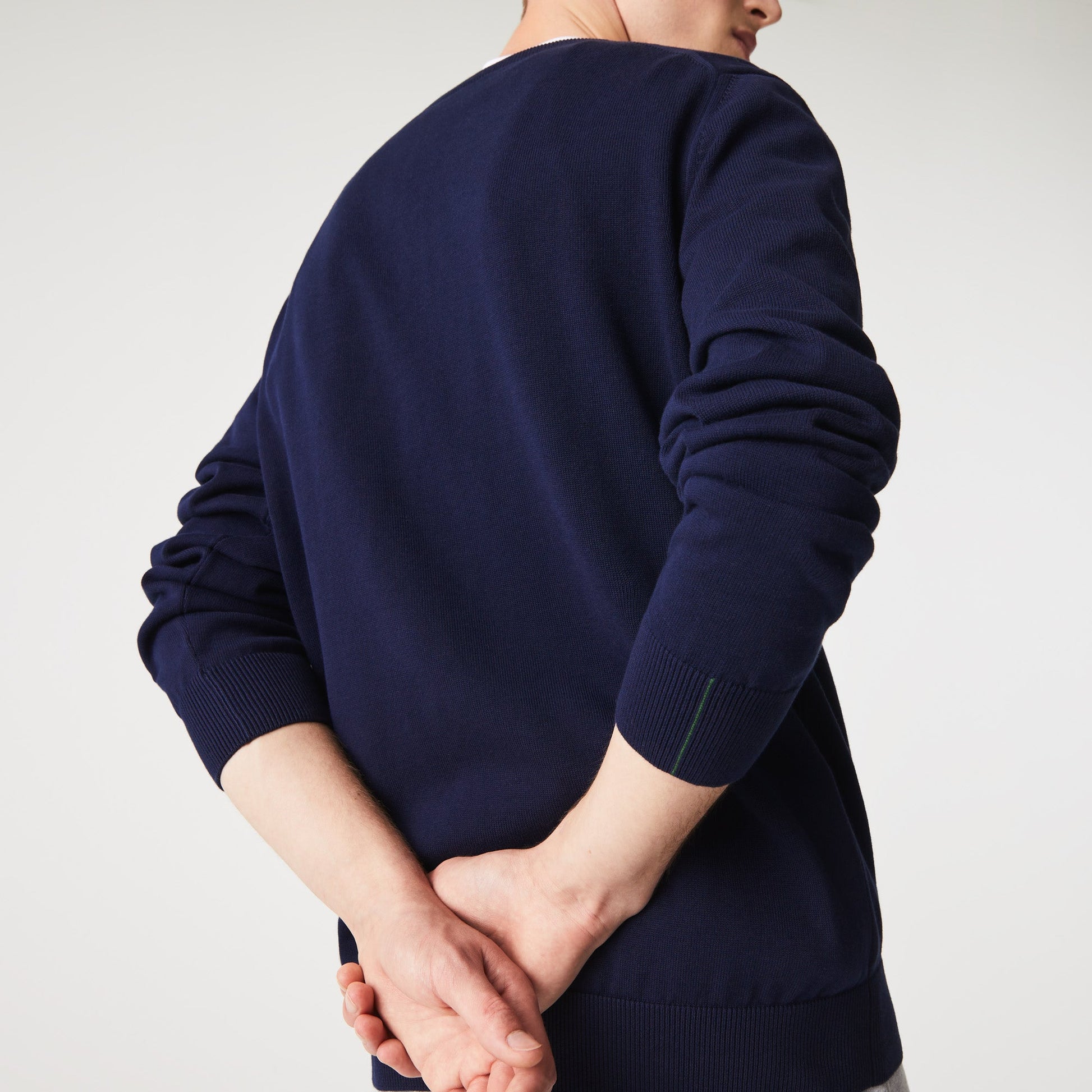 sweater-hombre-regular-y-cuello-en-v-azul-marino