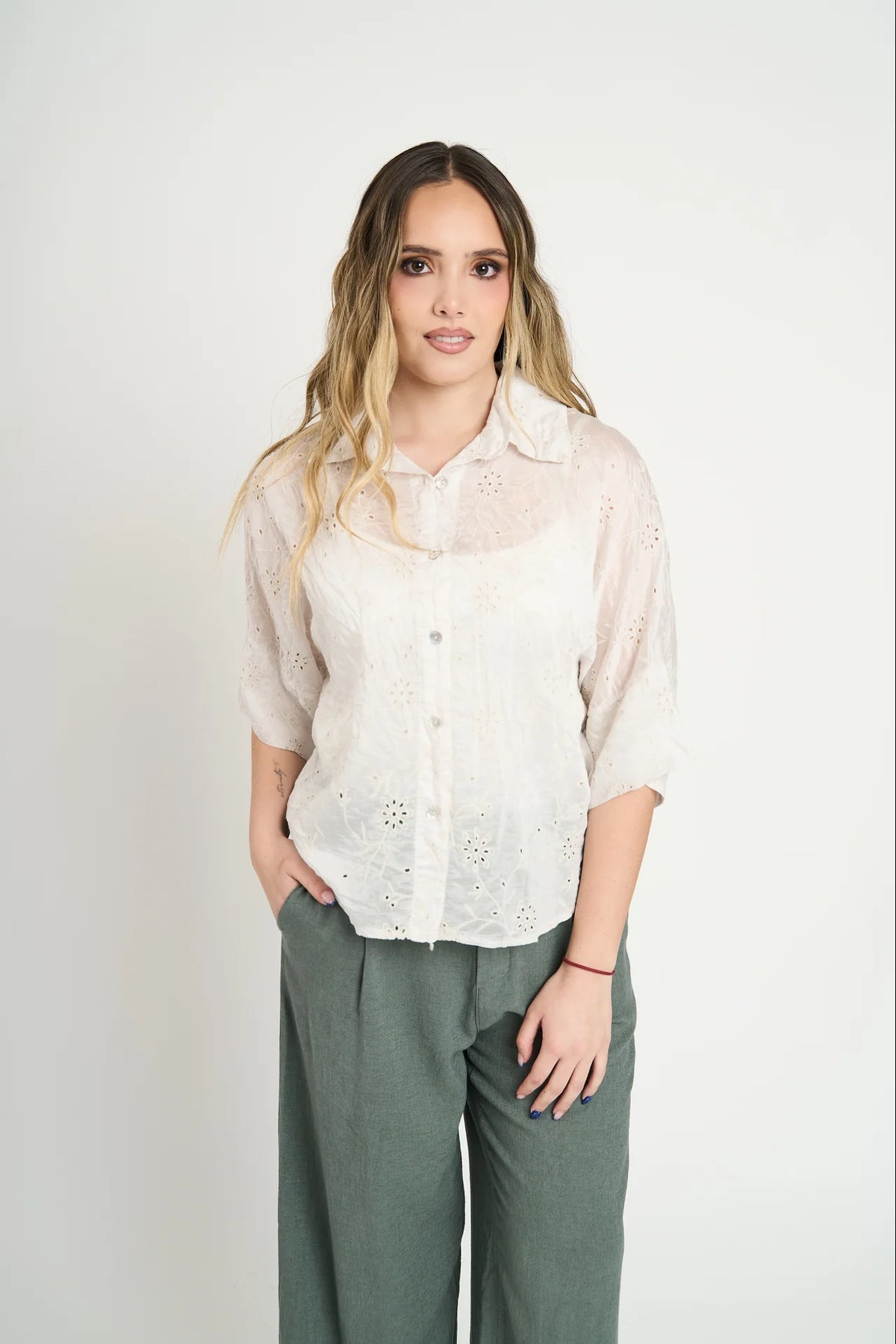 Blusa Manga Corta Mujer Con Bordado Floral Beige