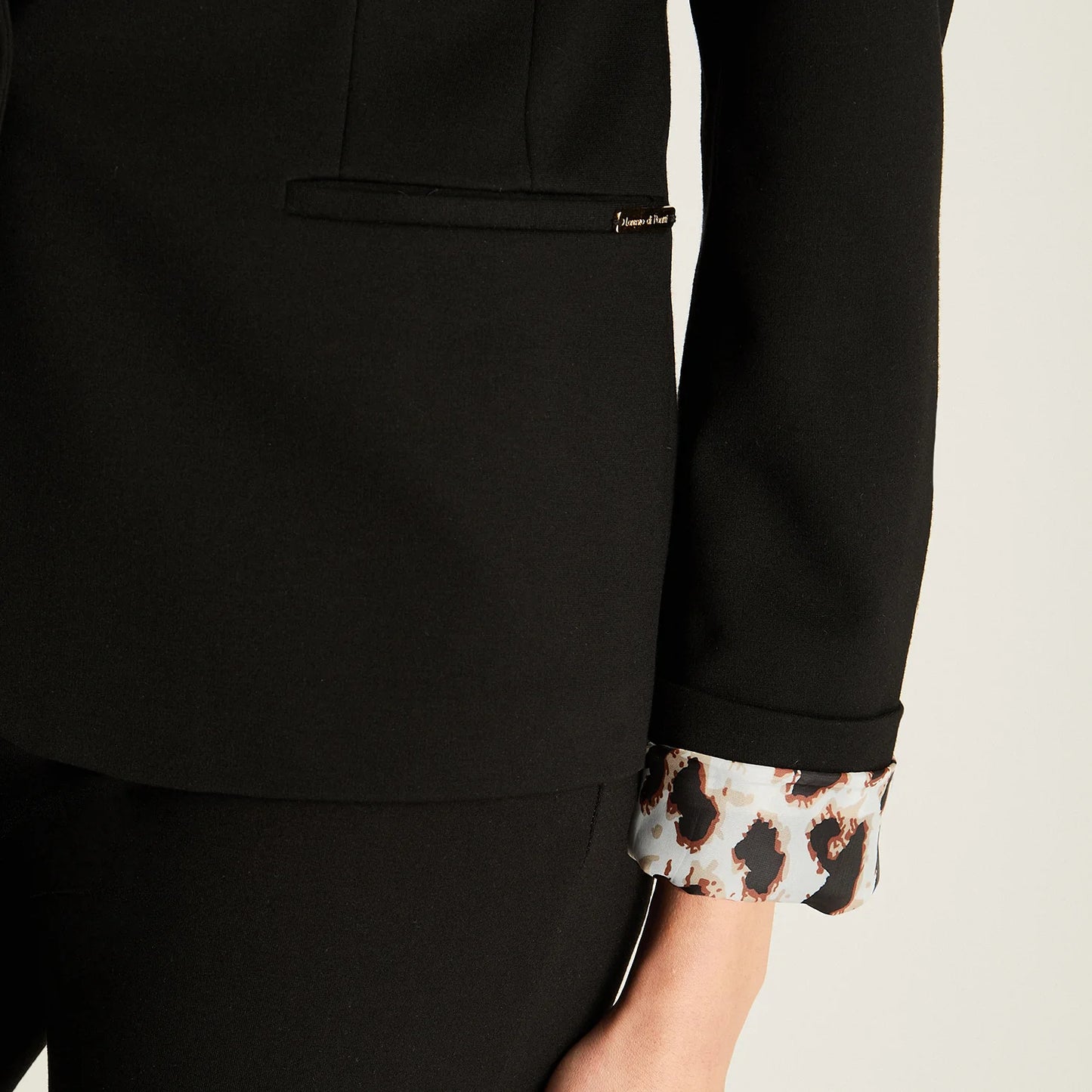 Blazer Mujer Negro con Detalle Animal Print