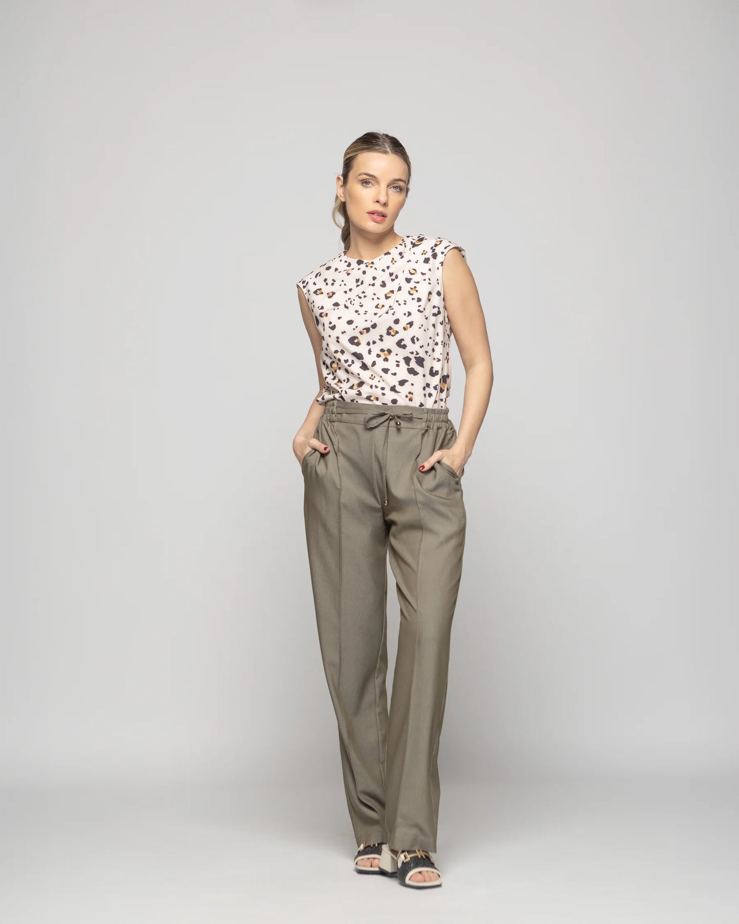 Blusa Mujer Bignonia Sin Mangas Cuello Drapeado Animal Print Blanco Vainilla Ludovica