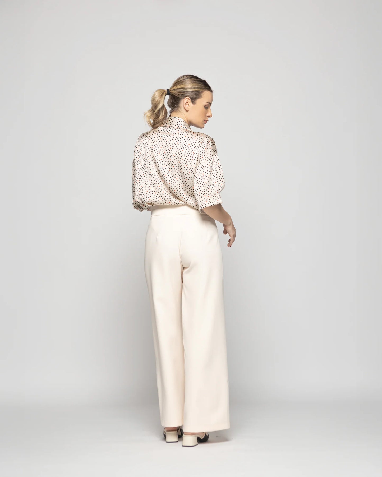 Blusa Mujer Boronia Escote V Estampado Lunares Colores Beige Ludovica
