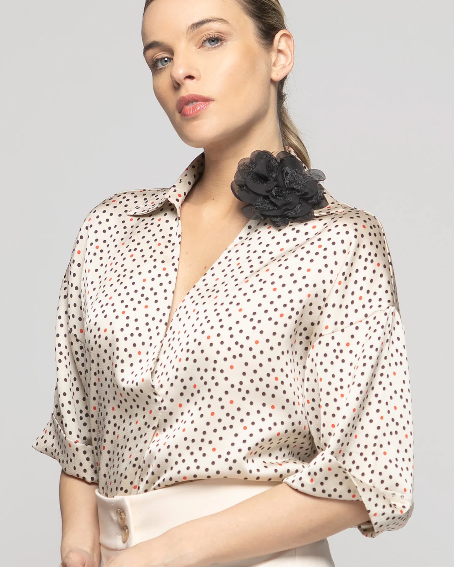 Blusa Mujer Boronia Escote V Estampado Lunares Colores Beige Ludovica