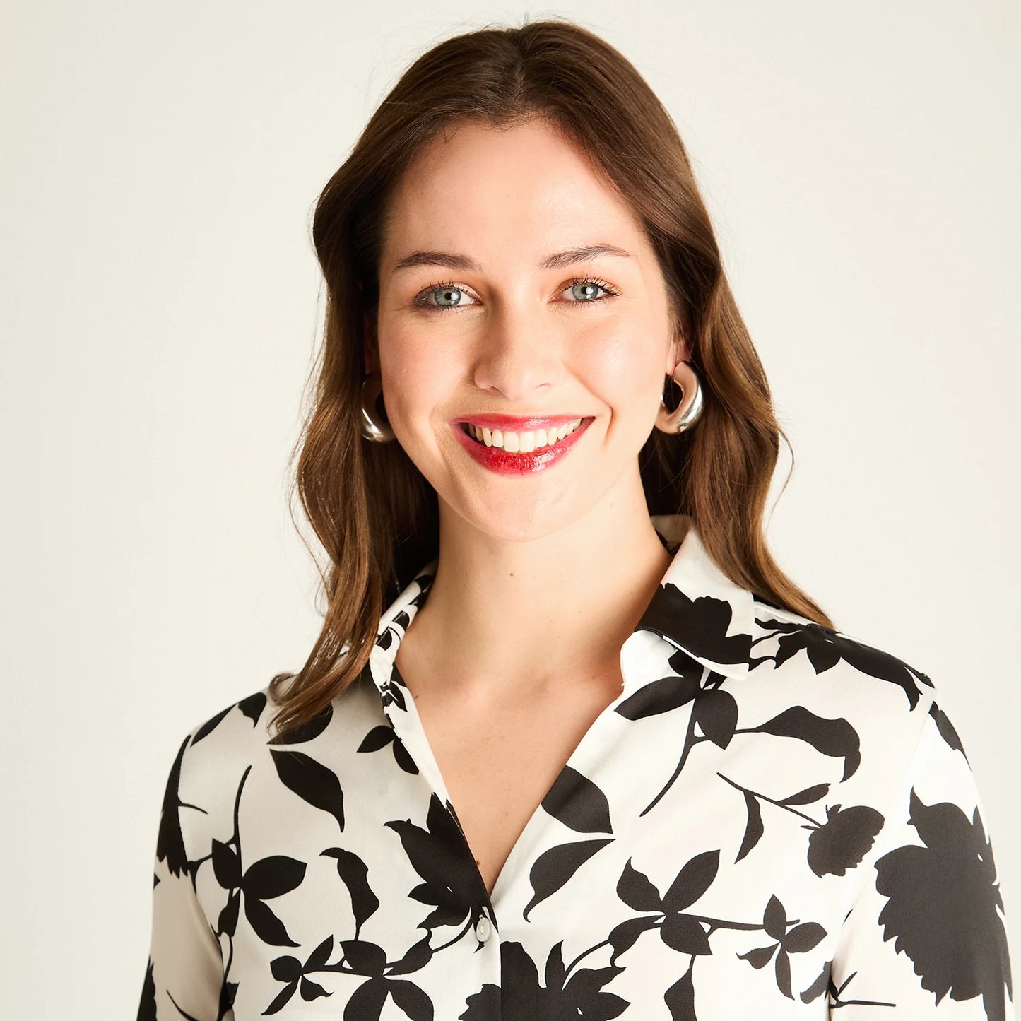 Blusa Mujer Negra Floral con Estilo Camisero