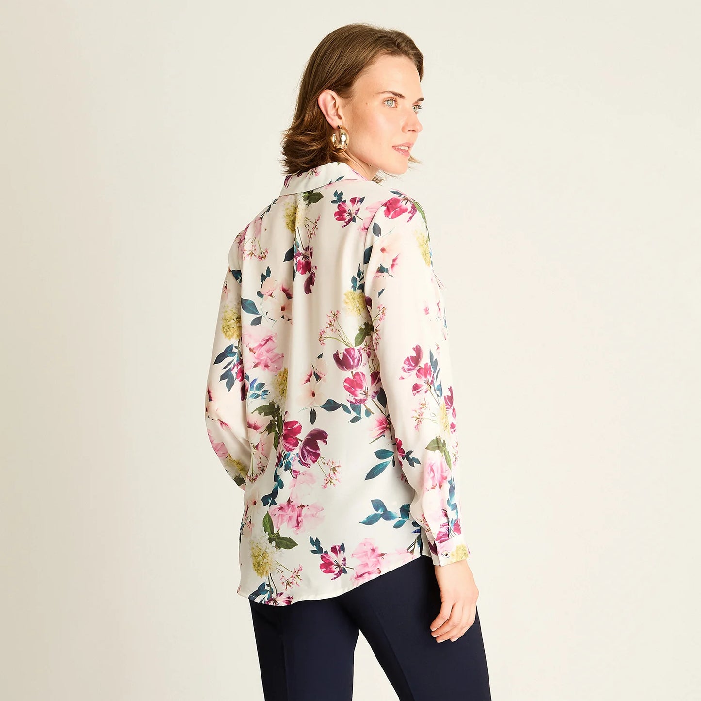 Blusa Mujer Rosada con Estampado Floral y Mangas Roll-Up