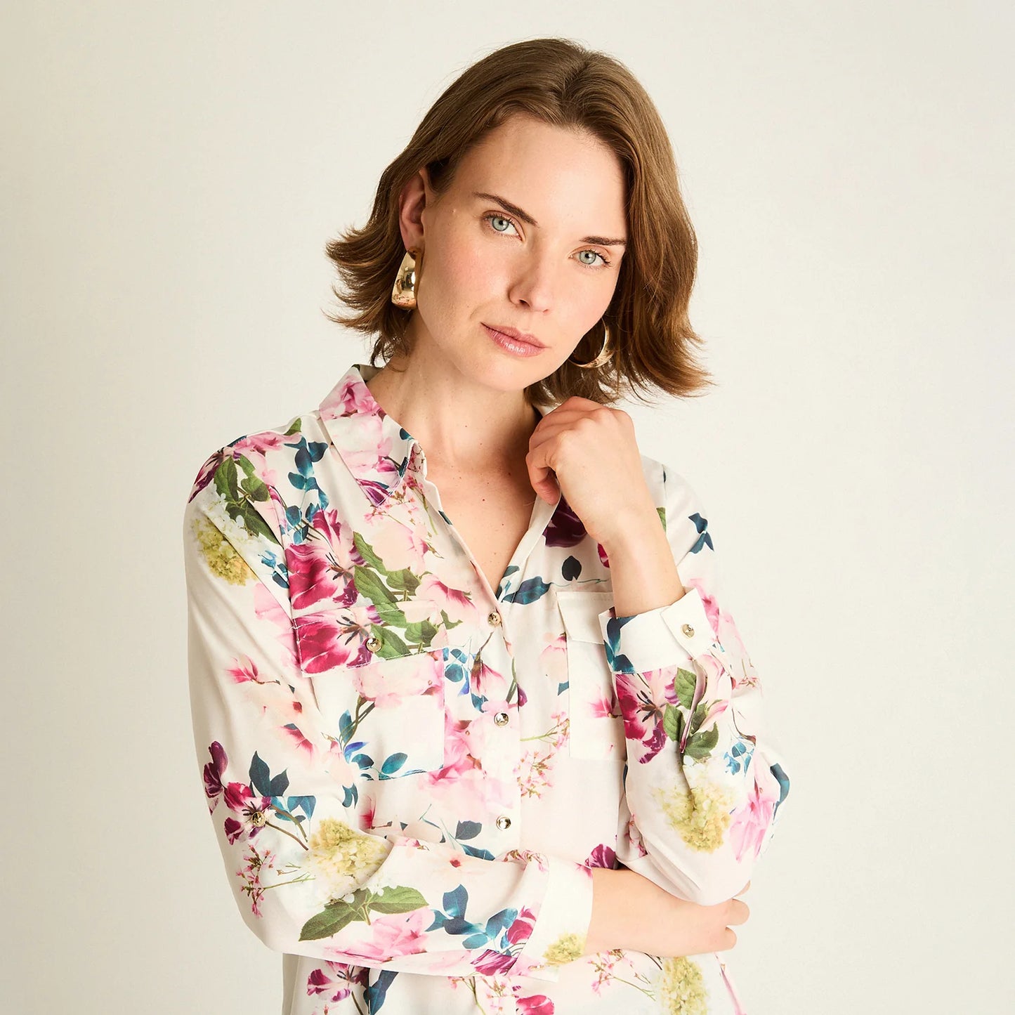 Blusa Mujer Rosada con Estampado Floral y Mangas Roll-Up