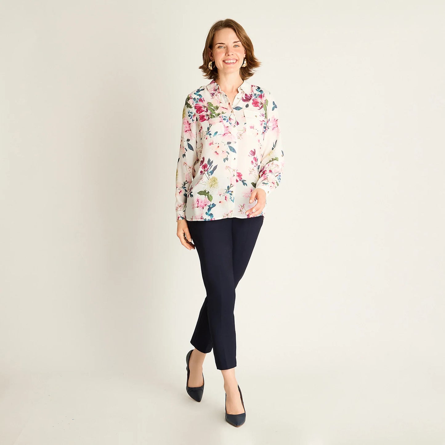 Blusa Mujer Rosada con Estampado Floral y Mangas Roll-Up