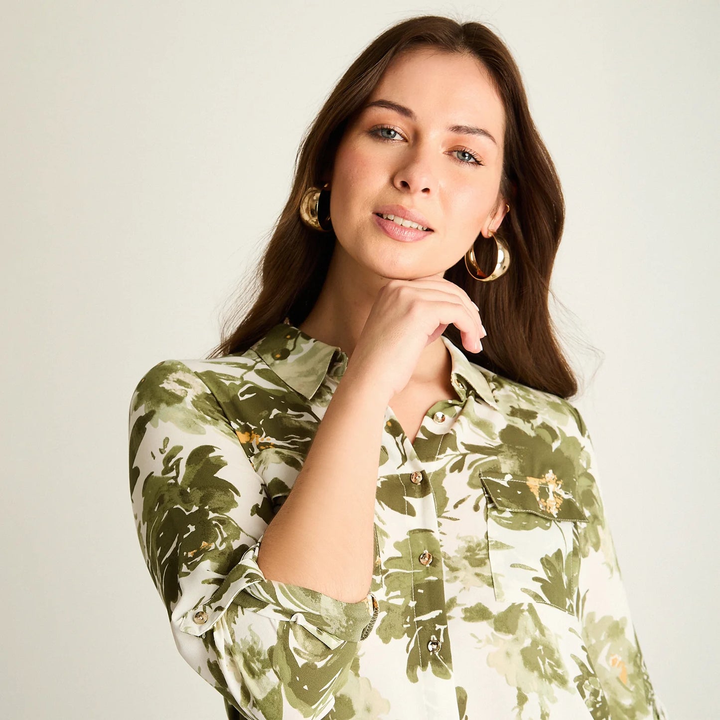 Blusa Mujer Verde con Estampado Floral y Mangas Roll-Up