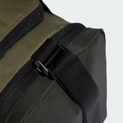 Maleta Deportiva Essentials 3 Franjas Pequeña Olive Strata