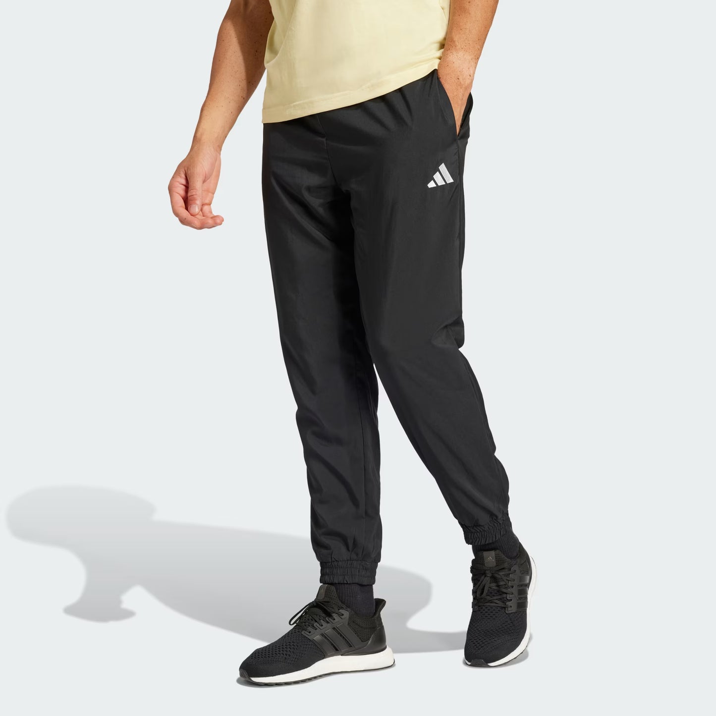 Pantalón Hombre Stanford Logo pequeño de la línea Essentials Negro