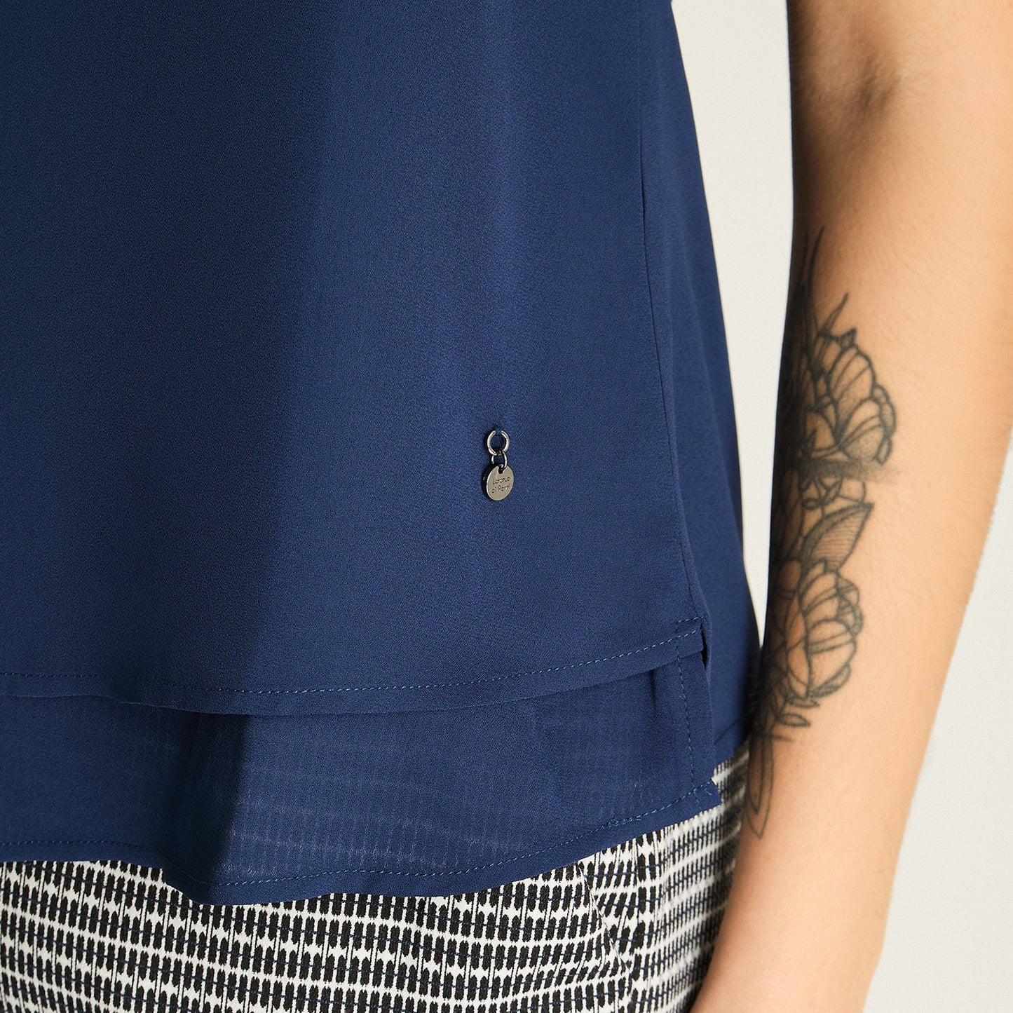 Peto Mujer Azul Escote V con Volante