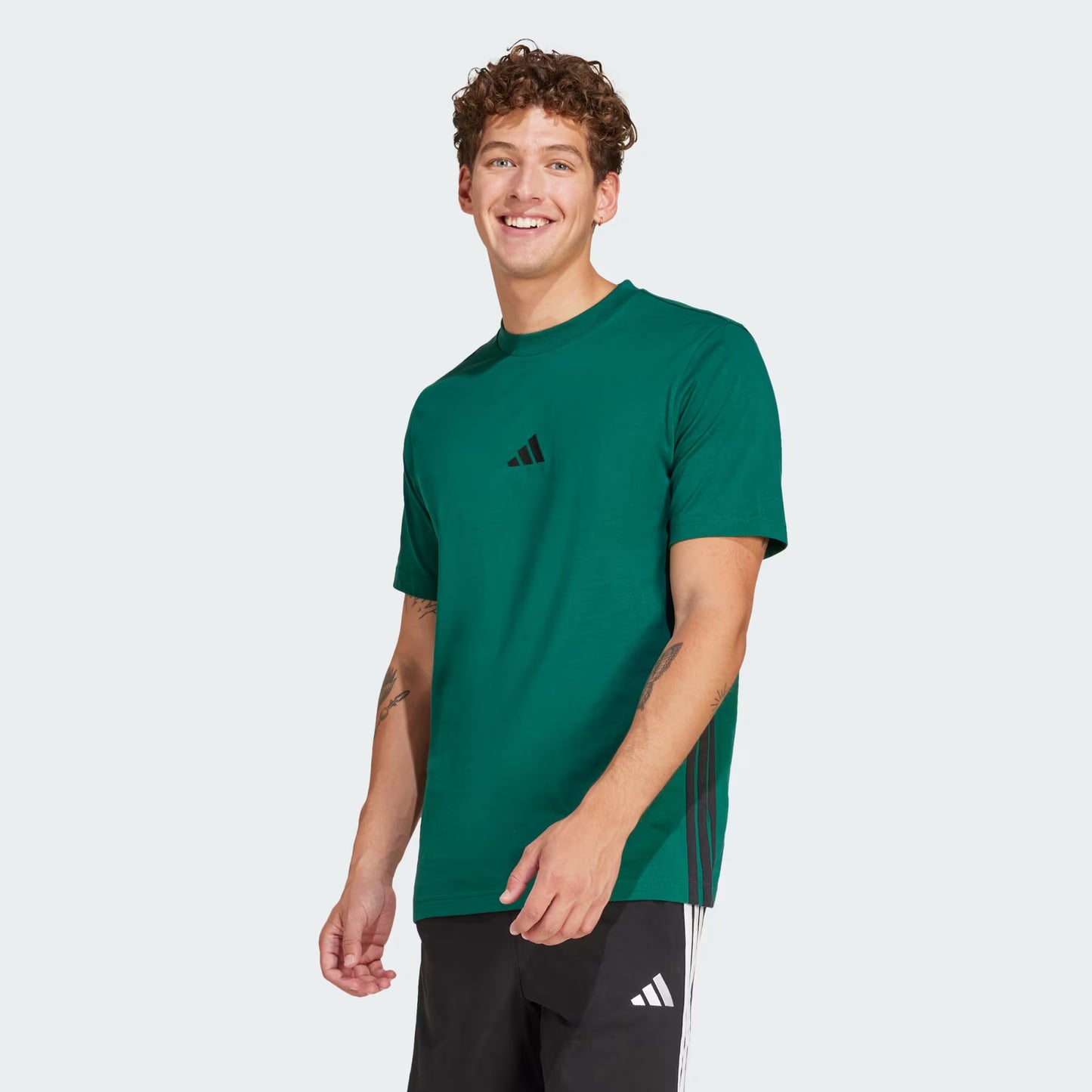 Polera Hombre Essentials 3 Tiras Tejido Jersey Collegiate Green
