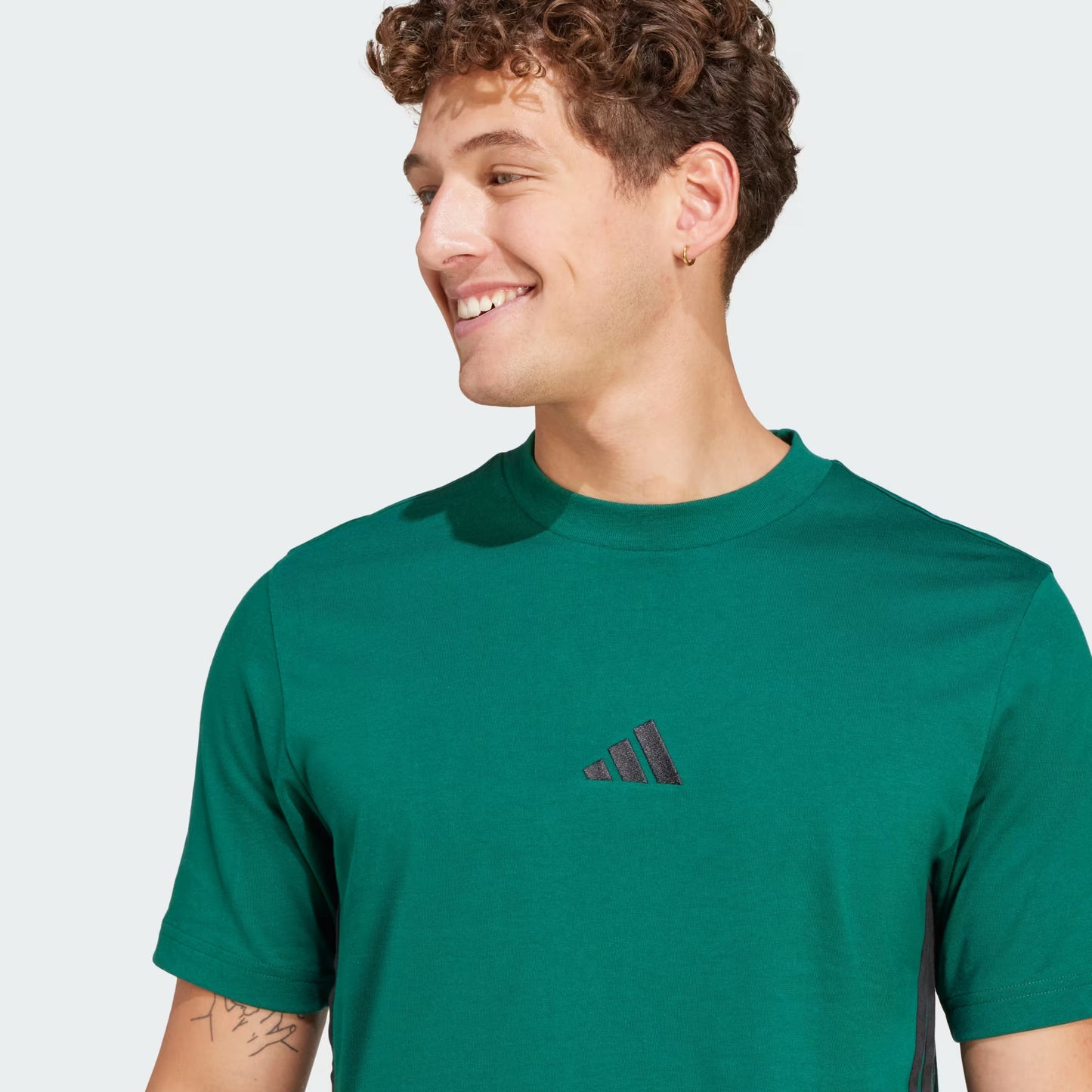 Polera Hombre Essentials 3 Tiras Tejido Jersey Collegiate Green
