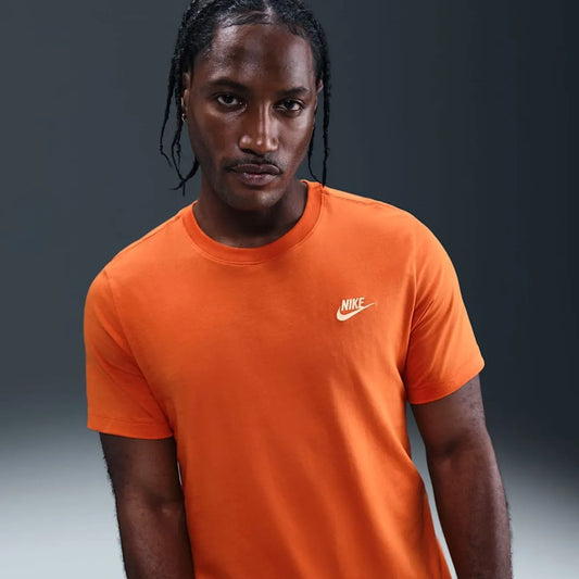 Polera Hombre Sportswear Club Naranja Oscuro