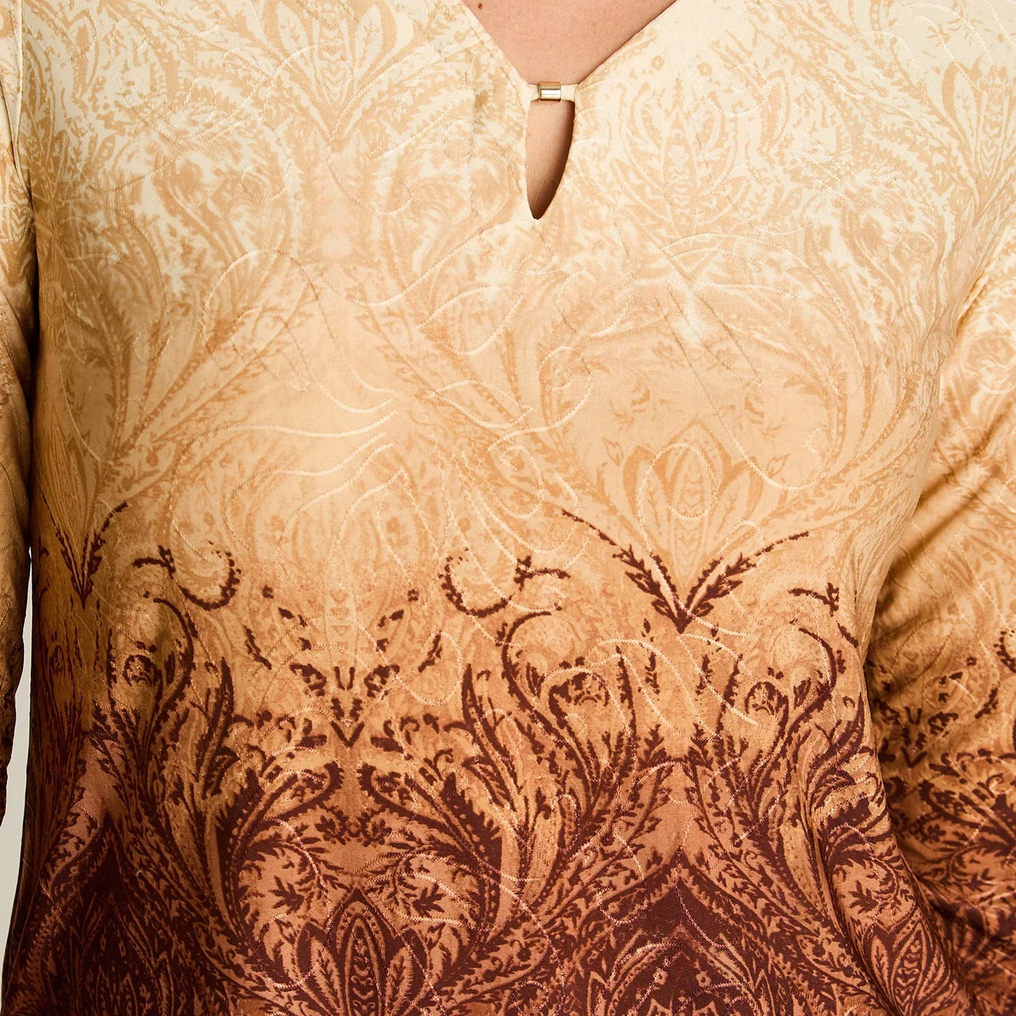 Polera Mujer Estampada Manga Larga con Detalles En El Escote Beige