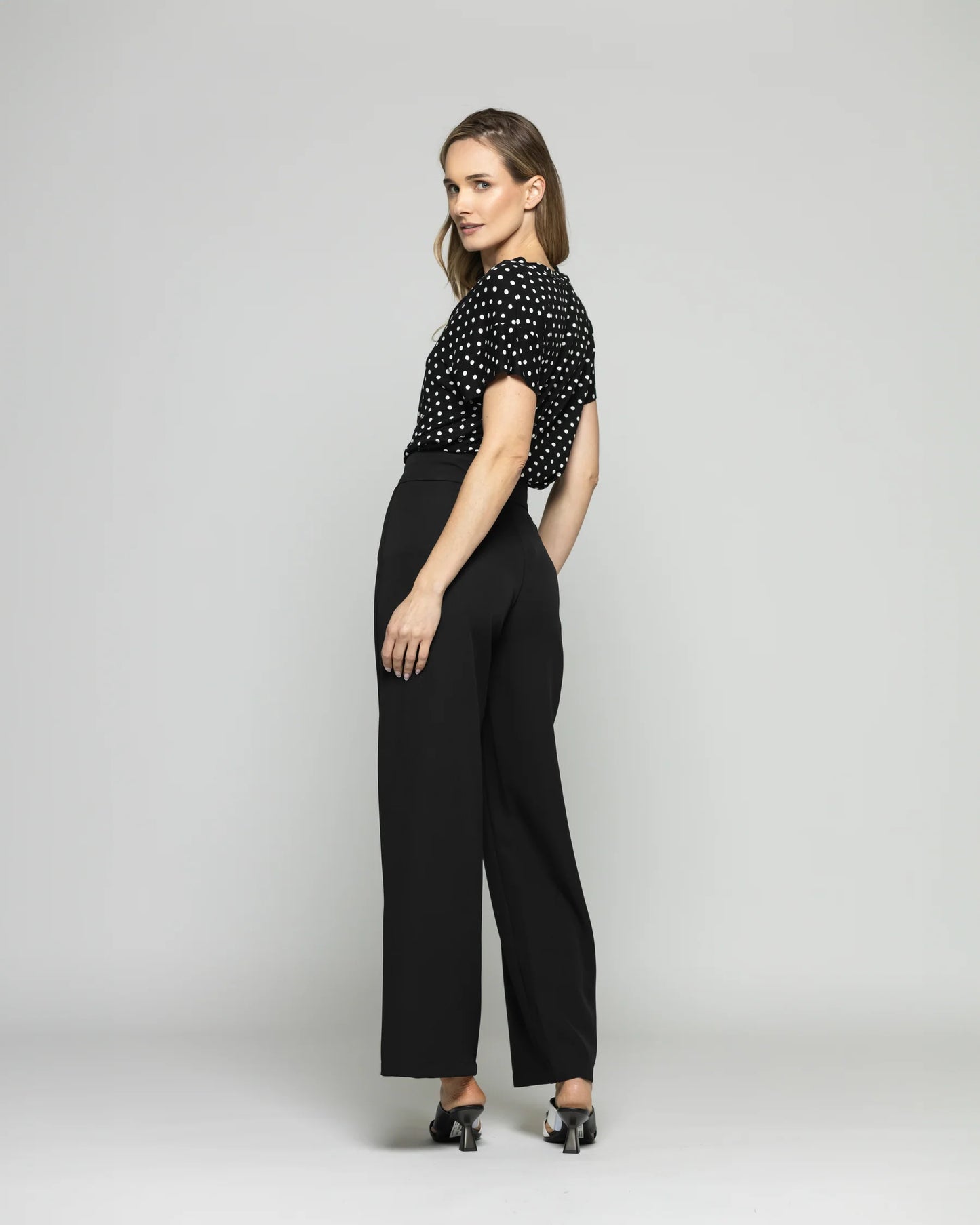 Polera Mujer Monarda Viscosa Manga Corta Lunares Blancos Negra Ludovica