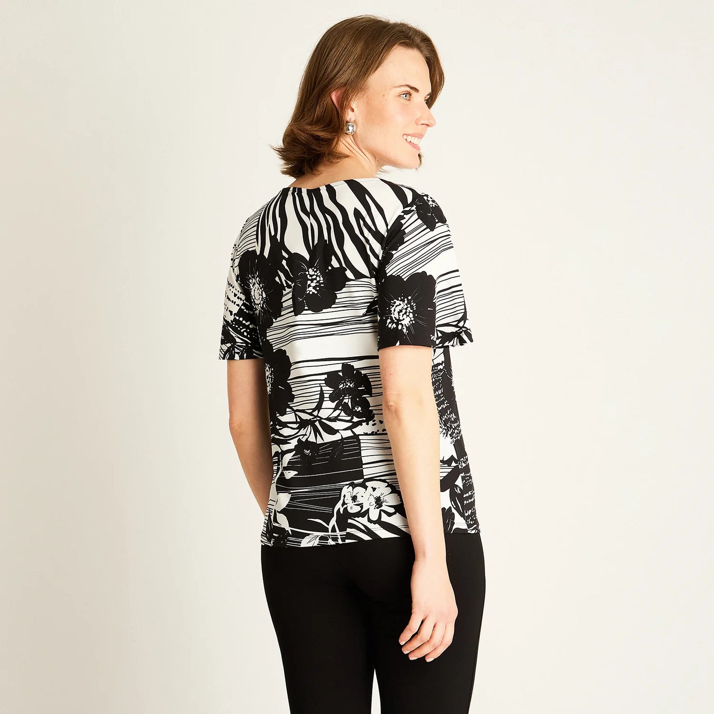 Polera Mujer Negra Estampada Manga Corta